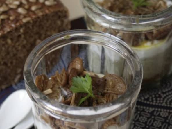 Oeuf cocotte à la crème d'oseille et aux champignons mousserons rissolés