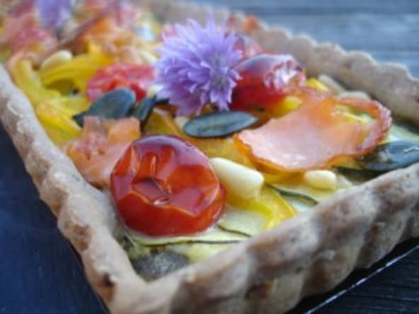 Tarte à la farine de seigle, légumes confits et saumon