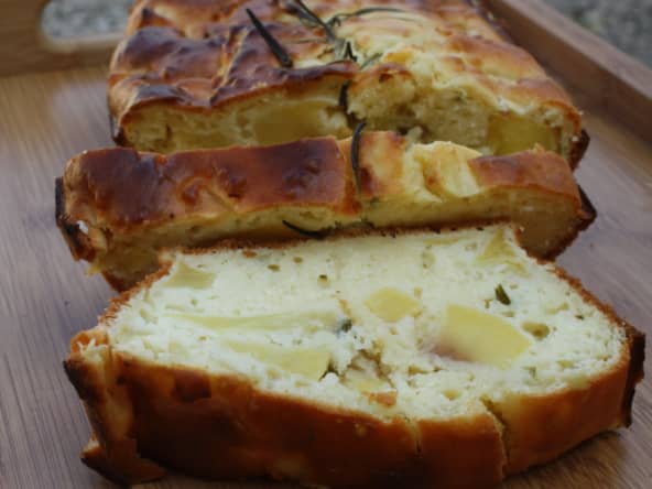 Cake moelleux aux pommes parfumé au romarin pour le goûter