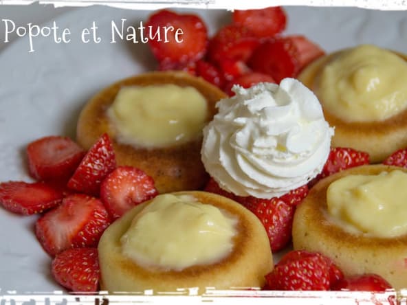 Mini babas au rhum aux fraises garnis de crème pâtissière