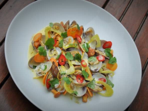 Fraîcheur et délicatesse dans l'assiette avec cette nage de palourdes à la coriandre et citronnelle