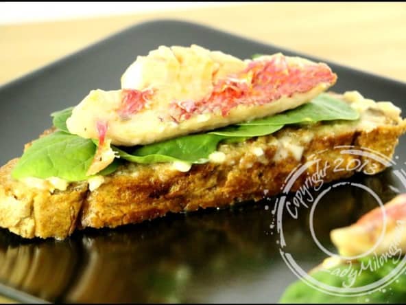 Filet de rouget grillé sur pan con tomata et jeunes pousses d’épinards