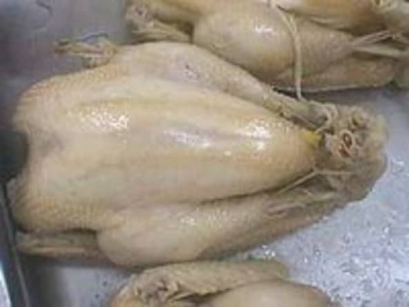 Brider une volaille pour la cuisson - Comment brider (lier) une volaille avec une aiguille