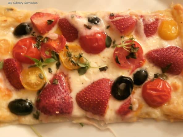 Tartelettes salées fraises, tomates, mozzarella huile d'olive, basilic