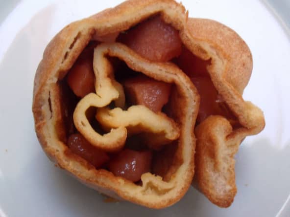 Crêpe géante au four avec de la confiture de coings