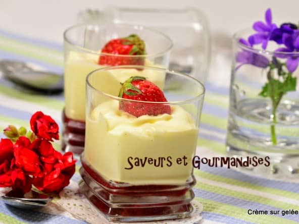 Crème aérienne sur gelée de fraises