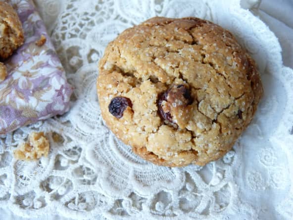 Biscuit beurre de cacahuète, flocons de grand épeautre, raisins secs