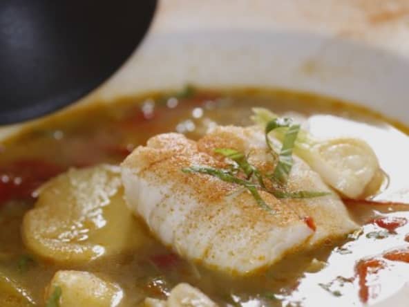 nage de poisson aux légumes nouveaux et au basilic