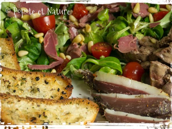 Salade périgourdine traditionnelle au magret séché et au foie gras maison