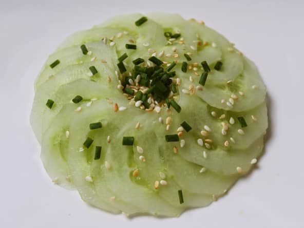 Carpaccio de concombre parfumé à la sauce soja et graines de sésame