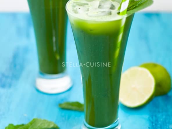 Cocktail au whisky, au thé vert matcha, à la menthe et au citron pour les fêtes