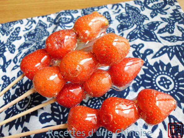 Brochettes de azéroles ou fraises caramélisées à la chinoise "tang hulu"