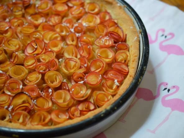 Tarte bouquet de fleurs aux pommes et caramel beurre salé