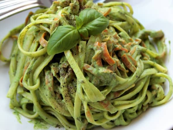 Spaghettis et spaghettis de carottes, sauce aux fanes de radis et basilic