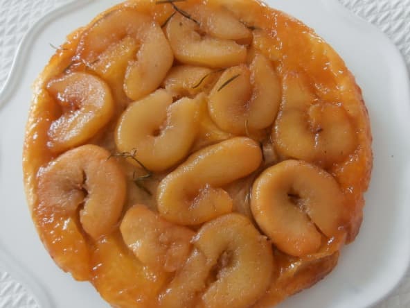 Tatin de pêches plates au romarin et au golden syrup