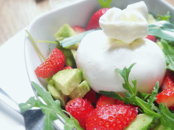 Salade de fraises et burrata