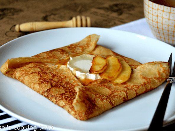 Crêpes bretonnes au chèvre et aux pommes au caramel au beurre salé, un dessert gourmand