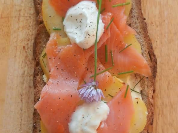 Bruschetta nordique pommes de terre, saumon fumé, fromage frais et ciboulette