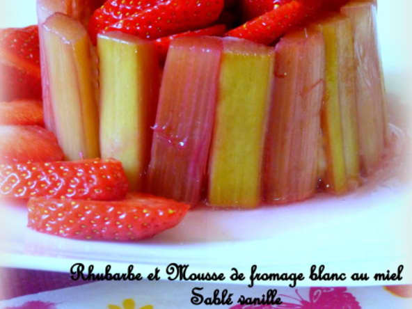 Rhubarbe fondante, "crème" de fromage blanc et sablé vanille