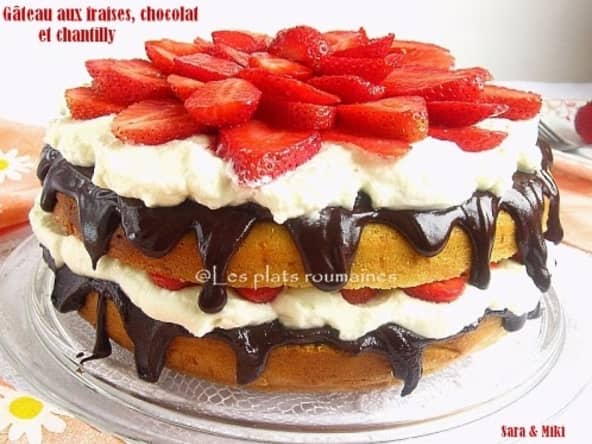 Gâteau aux fraises, chocolat et chantilly