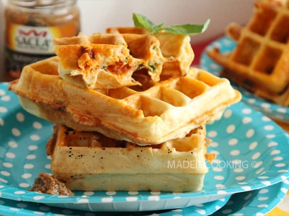 Gaufre au chorizo, fromage et basilic
