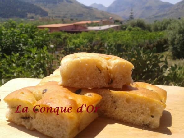 Focacce aux olives noires, le pain plat à servir à l'apéritif