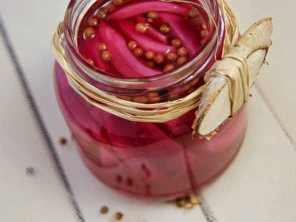 Bocaux d'oignons rouges en pickles