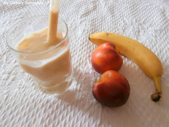 Smoothie mangue, banane, nectarine jaune et lait de coco