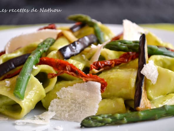 Pâtes calamarata à la crème d'asperges vertes, aubergines grillées et tomates séchées