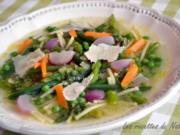 Minestrone printanier : une recette aux légumes croquants et pesto