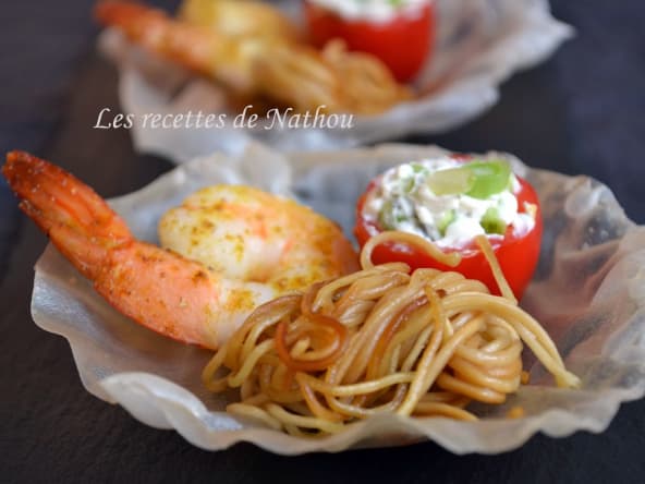 Nouilles chinoises poêlées dans sa coquille de feuille de riz
