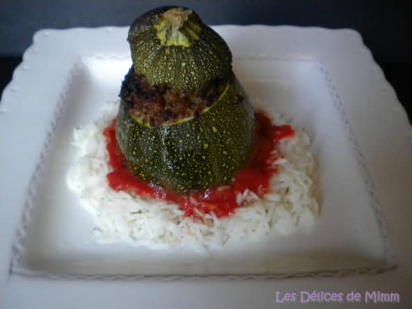 Courgettes rondes farcies à la viande et aux pistaches