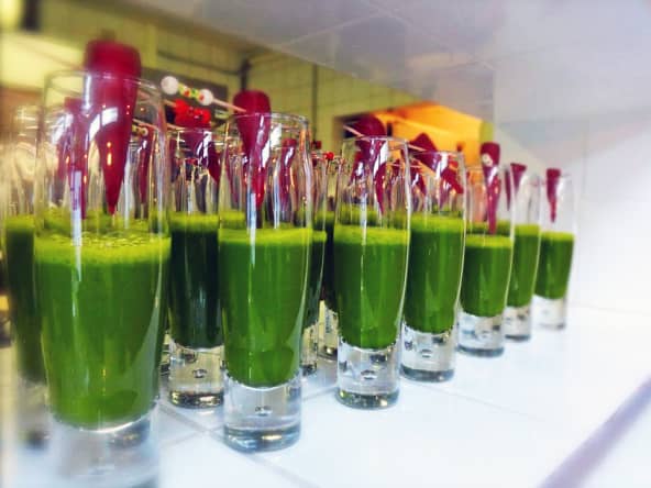 Shoot vert de carotte et carotte blanche à l'hibiscus pour l'apéro