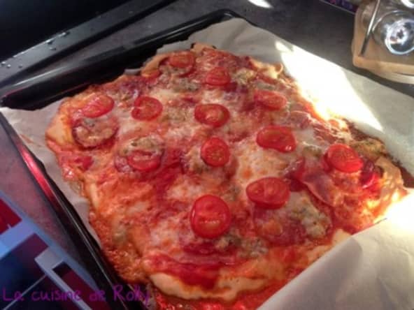 Pizza jambon, chorizo, tomate et gorgonzola