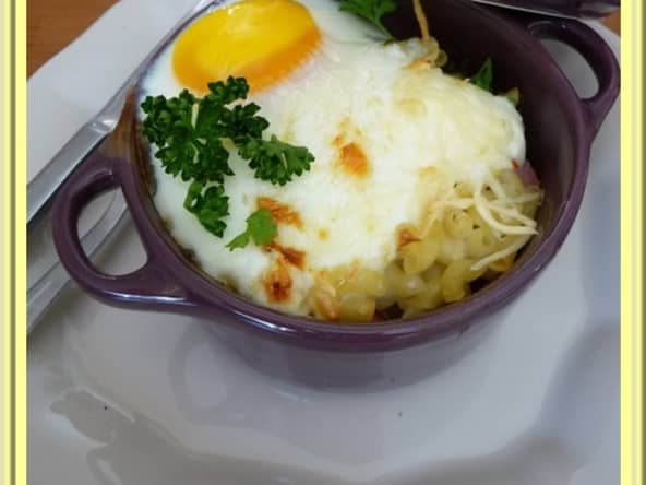 Oeuf cocotte aux coquillettes : totalement régressif ! 