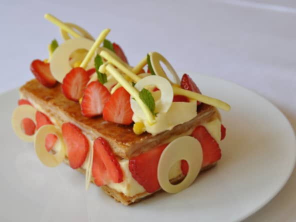 Un Mille-Feuille aux fraises et sirop de fleurs de Mimosa