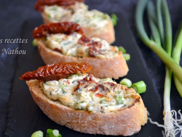 Crostinis au fromage aux fines herbes et tomates séchées