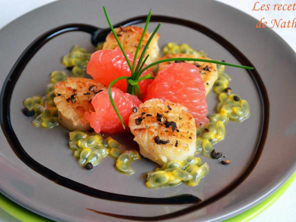 Noix de St Jacques poêlées au poivre de Timut, pamplemousse rose et fruit de la passion