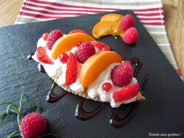 Barquettes feuilletées aux fruits et chantilly au romarin