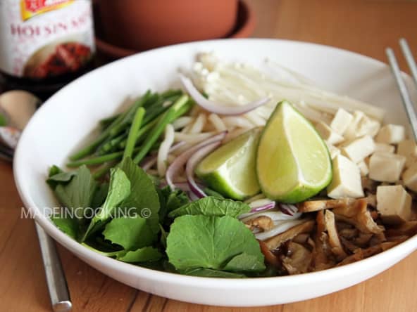 Soupe hoisin végétarienne de tofu et shiitaké