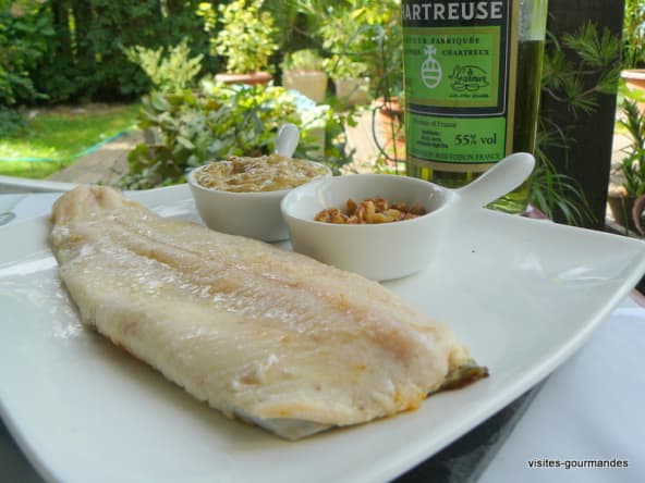 Filet de truite, sauce chartreuse verte et noix