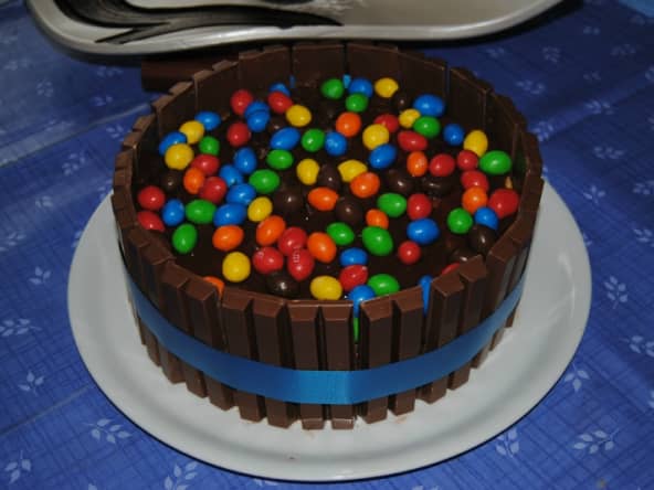 Napolitain très chocolat, décor Kit Kat et M&M's