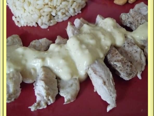 Poulet au curry lait de coco et noix de cajou.