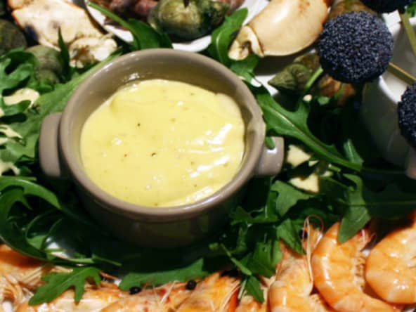 Assiette de fruits de mer, tomates au pavot, aïoli et salade