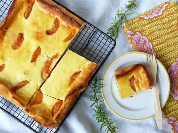 Tarte sucrée d'été brousse ricotta et aux abricots rôtis au romarin