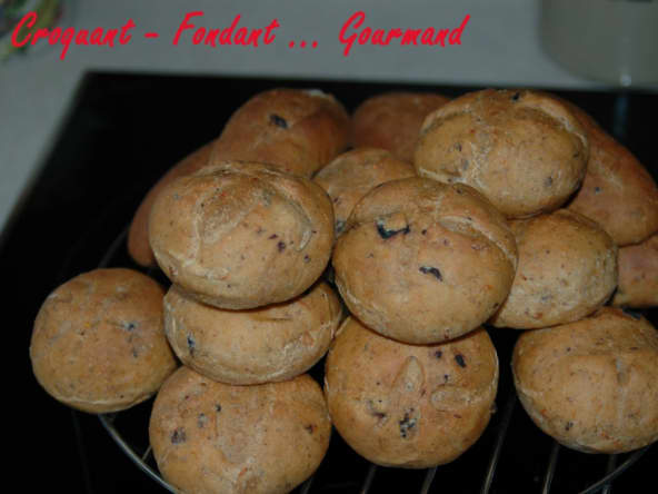 Petits pains tomates, olives et origan