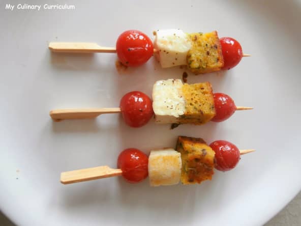 Brochettes apéritives avec des restes de cake salé, tomates cerises et fêta
