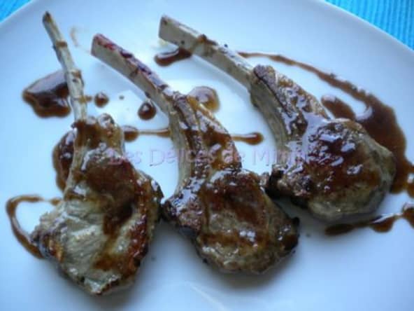 Côtes d’agneau grillées au barbecue, sauce au miel et au thym citron