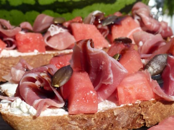 Tartine "so fresh" au fromage frais, pastèque et jambon fumé