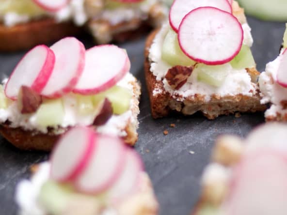 Tartines apéritives chèvre, radis, concombre et noisettes